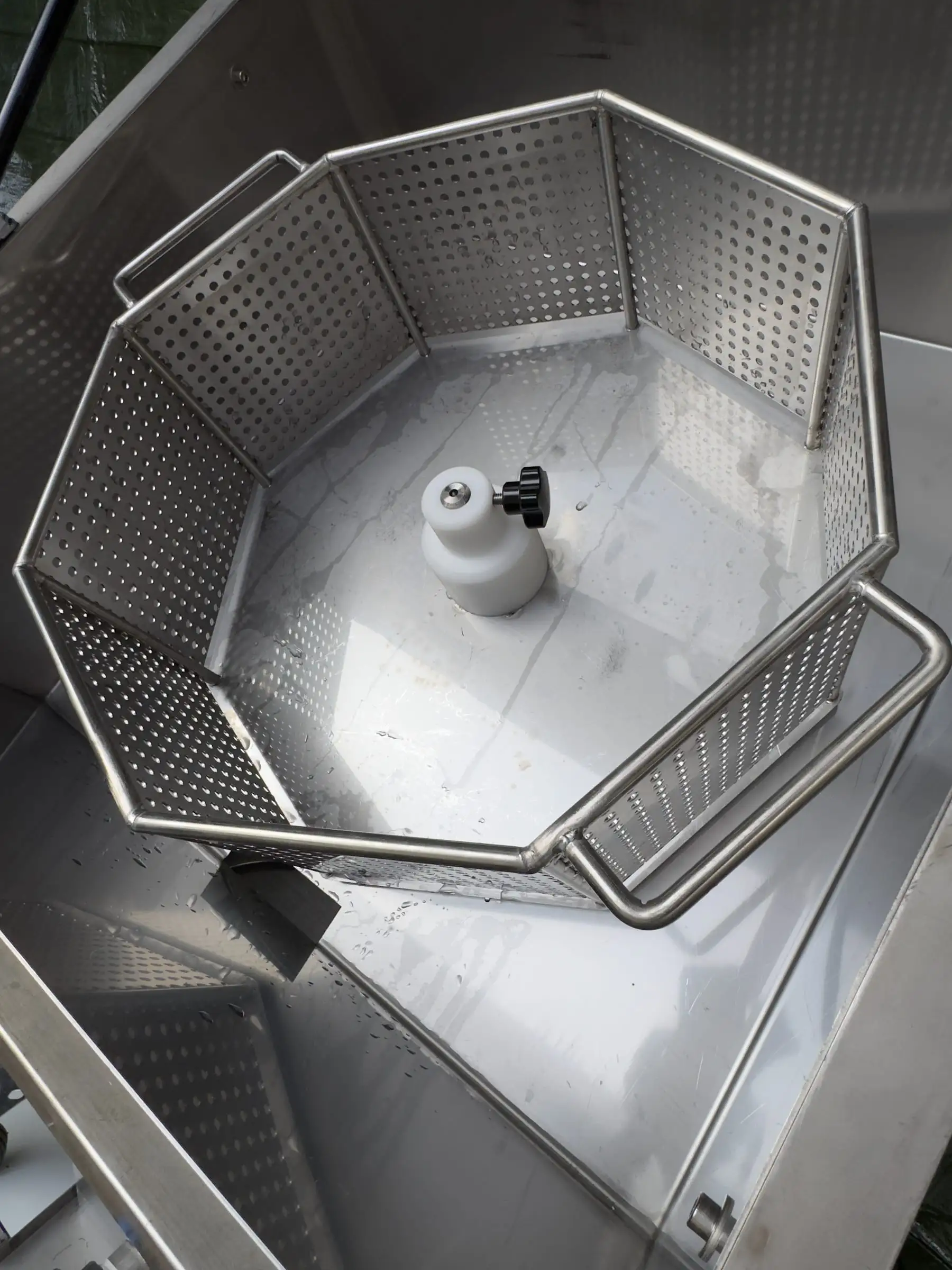Cestello ottagonale forato in acciaio inox di una vasca di lavaggio Pitter