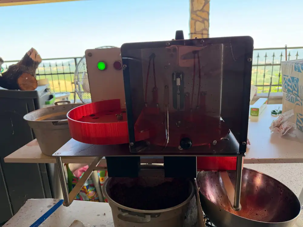 Snocciolatrice Pitter in produzione, con le visciole in lavorazione