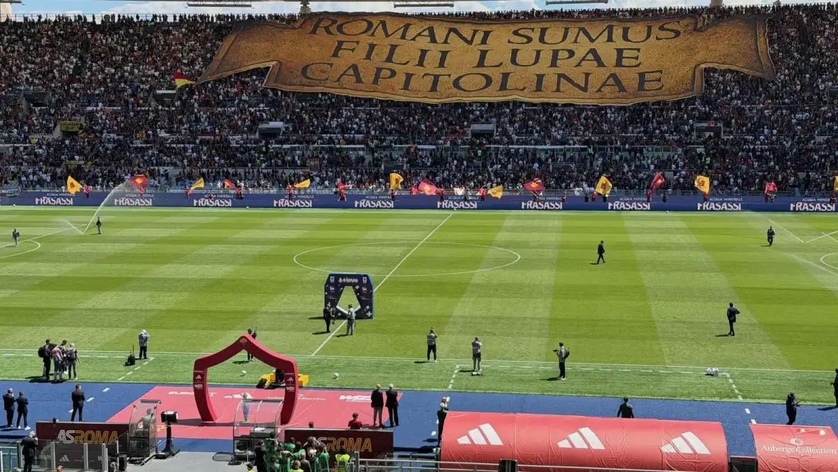 Tifosi allo stadio durante un evento sportivo