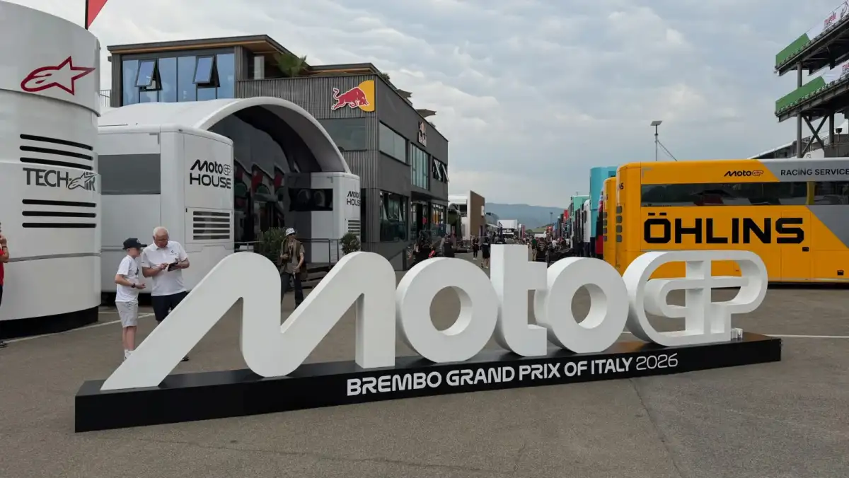 Insegna MotoGP nel paddock del Gran Premio d'Italia al Mugello