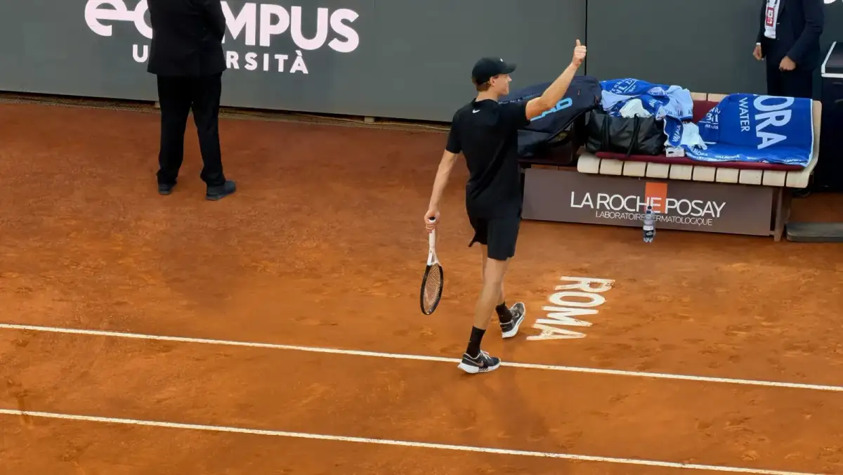 Tennista sul campo in terra rossa agli Internazionali d'Italia di Roma